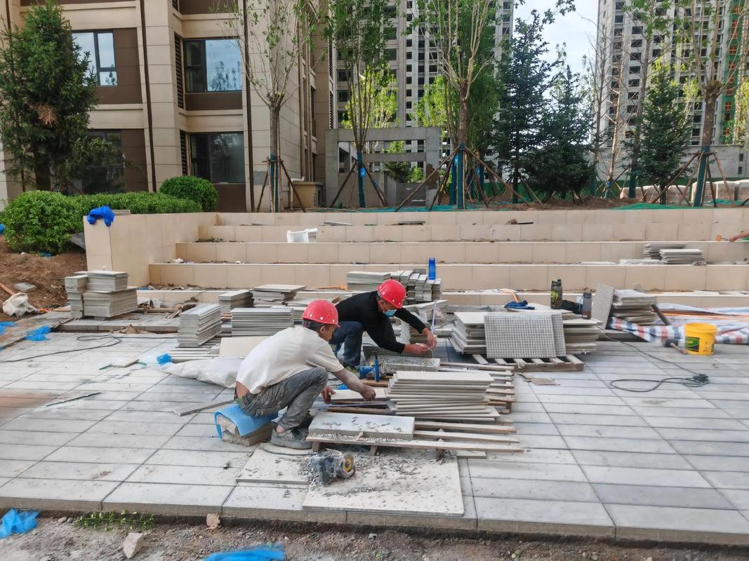 天潤一期園林綠化工程啟動，樹木入場與鋪磚同步推進(jìn)